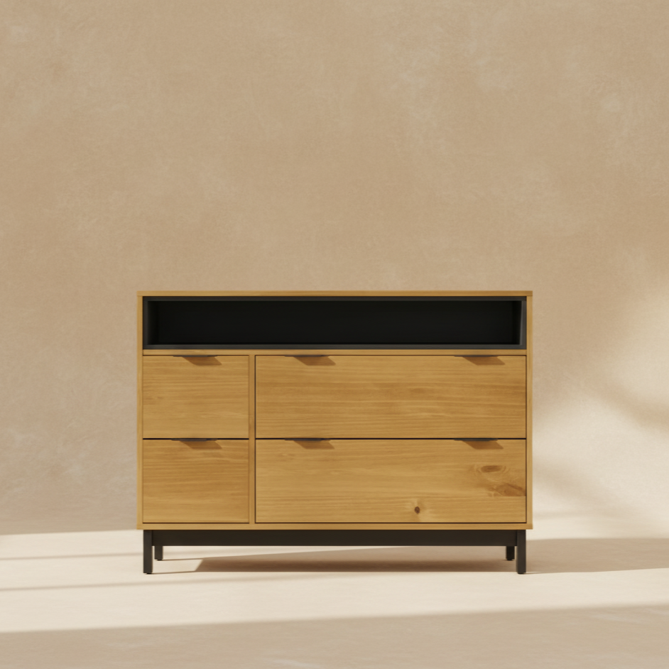 Commode en pin massif noir et bois