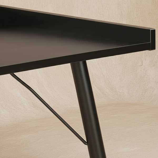 Table de bureau noire design nordique