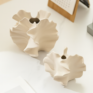 Vase en céramique design corail beige